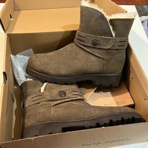 NWT Women’s Bear Paw boots
